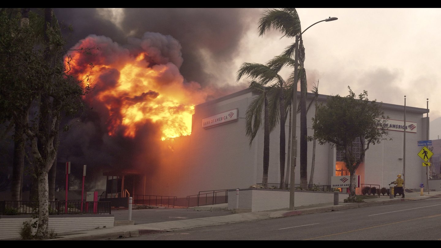 Ein Gebäude steht im Flammen.