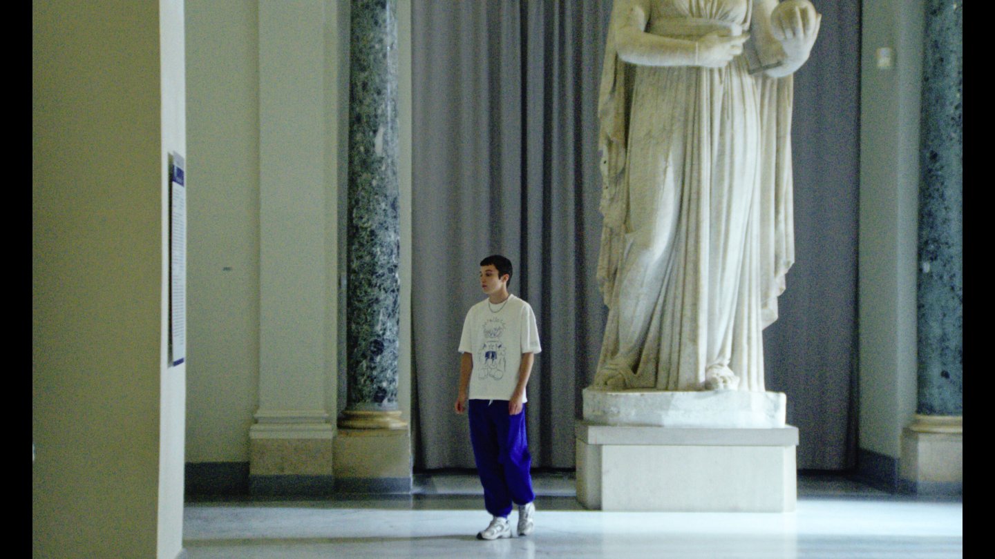 Eine Person steht in einem Museum.