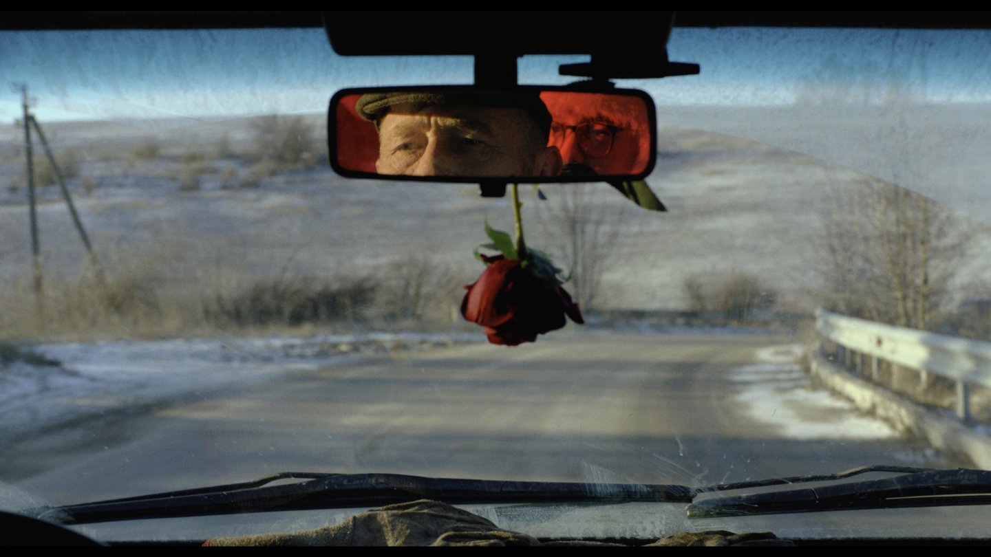 Blick aus der Frontscheibe eines Autos.