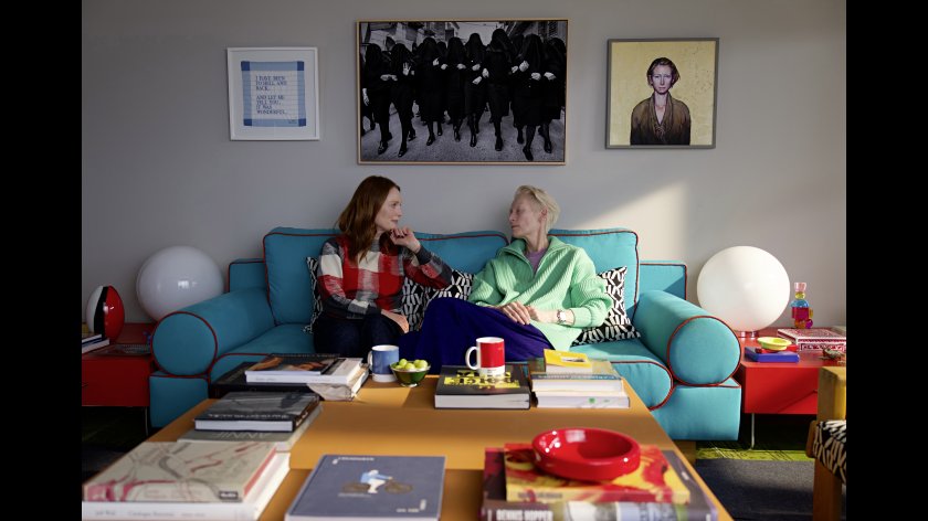 THE ROOM NEXT DOOR, HauptdarstellerInnen  nebeneinander auf dem Sofa 