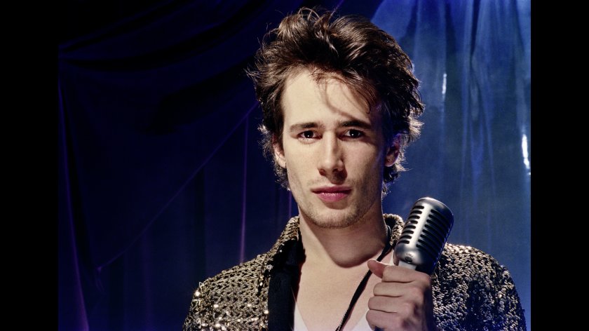 Filmstill aus IT'S NEVER OVER, JEFF BUCKLEY. Ein Mann steht an einem Mikrofon.