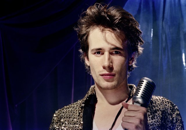 Filmstill aus IT'S NEVER OVER, JEFF BUCKLEY. Ein Mann steht an einem Mikrofon.
