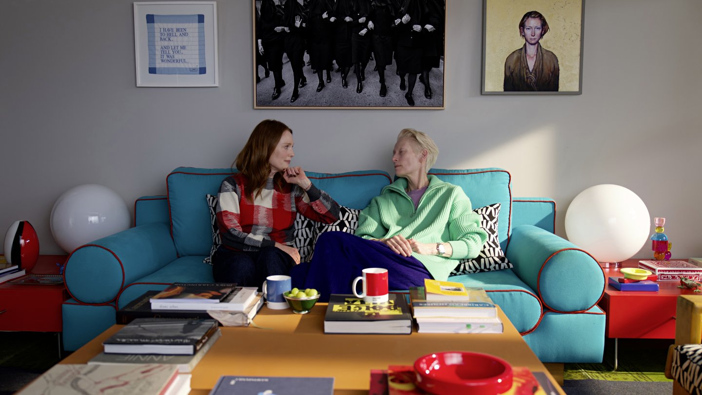 THE ROOM NEXT DOOR, HauptdarstellerInnen  nebeneinander auf dem Sofa