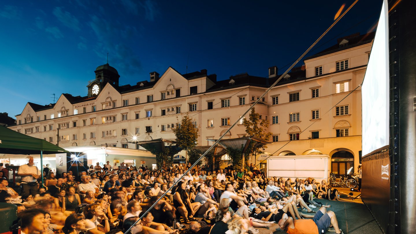 Volxkino am Schlingermarkt mit Publikum