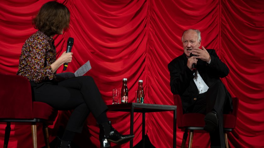 Alexandra Seibel und Werner Herzog bei der Gala von THE FIRE WITHIN: A REQUIEM FOR KATIA AND MAURICE KRAFFT im Gartenbaukino