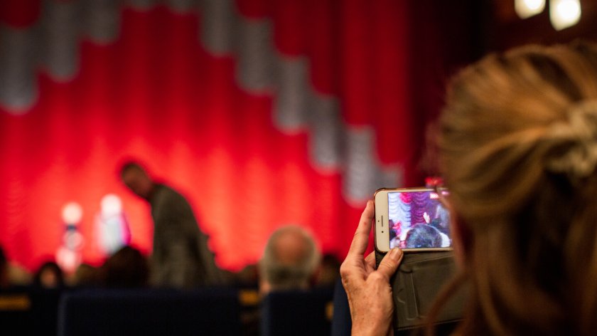 Foto durch Smartphone im Gartenbaukino Saal