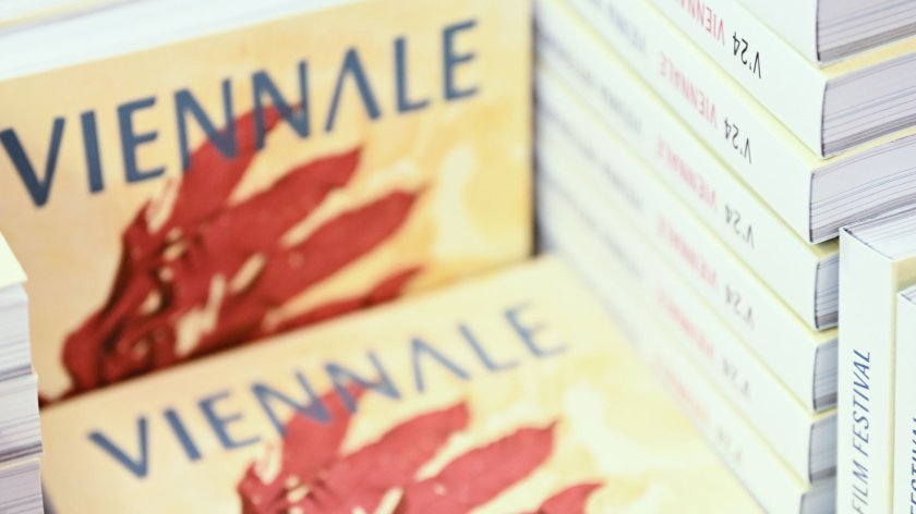 Ein Stapel Viennale-Festivalkataloge.