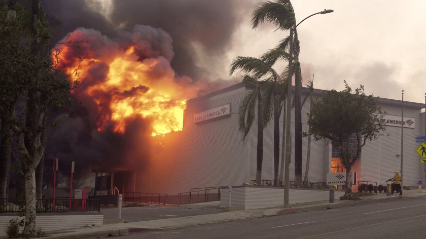 Ein Gebäude steht im Flammen.