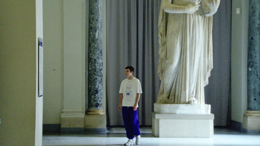 Eine Person steht in einem Museum.