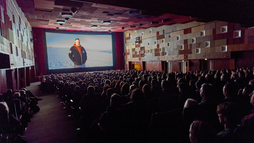 Aufnahem des vollen Gartenbaukinosaals während eines Screenings 
