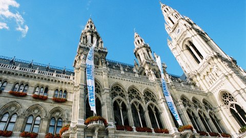 Rathaus draußen mit Viennale Banner