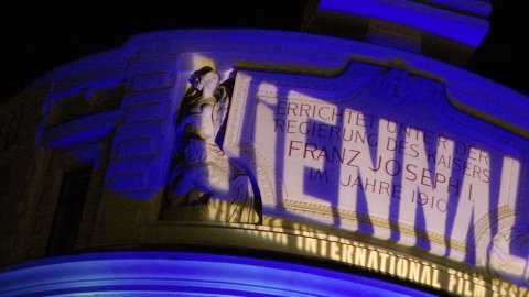 Schriftzug "Viennale", der an eine Häuserfassade projiziert wird.