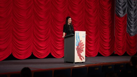 Festivaldirektorin Eva Sangiorgi bei der Abschlussgala im Gartenbaukino