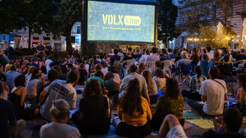 VOLXkino-Vorführung am Wallensteinplatz, Publikum schaut auf die Leinwand 