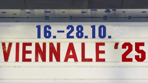Fischerleuchte mit der Aufschrift: VIENNALE 2025, 16. - 28. Oktober