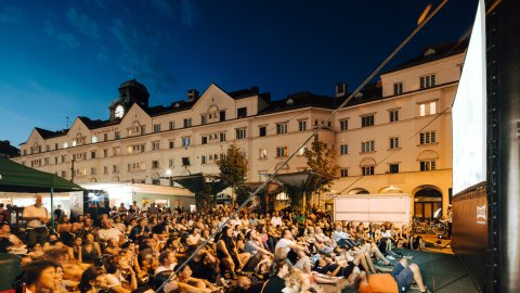 Volxkino am Schlingermarkt mit Publikum