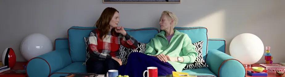 THE ROOM NEXT DOOR, HauptdarstellerInnen  nebeneinander auf dem Sofa 