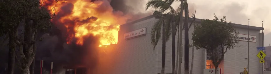 Ein Gebäude steht im Flammen.