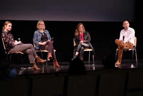 Panel-Diskussion „Undercover – Investigativjournalismus als demokratiepolitischer Akt“ im Anschluss an das Screening von WOOD: Moderatorin Lisa Mayr-Sinnreich, die Regisseurinnen Michaela Kirst und Ebba Sinzinger und der Journalist und Autor Christoph Lehermayr / Panel discussion "Undercover - investigative journalism as an act of democratic politics" after the screening of WOOD: moderator Lisa Mayr-Sinnreich, the directors Michaela Kirst and Ebba Sinzinger and journalist and author Christoph Lehermayr