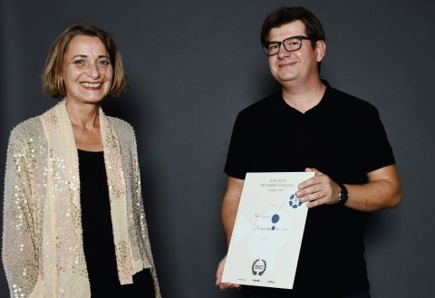 Der Gewinner des Erste Bank MehrWert Anerkennungspreises, Pavel Cuzuioc (BITTE WARTEN) mit der Leiterin des Erste Bank Sponsoring, Ruth Goubran / The winner of the Erste Bank MehrWert Appreciation Prize, Pavel Cuzuioc (BITTE WARTEN), with head of sponsoring of Erste Bank, Ruth Goubran