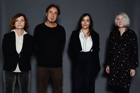 Wiener Filmpreis-Gewinner Hubert Sauper (Bester österreichischer Film: EPICENTRO) mit den Jurorinnen Renata Schmidtkunz, Yasmin Hafedh und Kira Kirsch / Winner of the Vienna Film Prize Hubert Sauper (Best Austrian Film: EPICENTRO) with jurors Renata Schmidtkunz, Yasmin Hafedh and Kira Kirsch