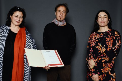 Der Gewinner des Wiener Filmpreis Hubert Sauper (Bester österreichischer Film: EPICENTRO) mit Kulturstadträtin Veronica Kaup-Hasler und Viennale Direktorin Eva Sangiorgi / Winner of the Vienna Film Prize Hubert Sauper (Best Austrian Film: EPICENTRO) with City Councillor for Cultural Affairs Veronica Kaup-Hasler and Viennale director Eva Sangiorgi
