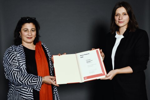 Kulturstadträtin Veronica Kaup-Hasler mit Sandra Wollner, der Gewinnerin des Wiener Filmpreis (Spezailpreis der Jury) für THE TROUBLE WITH BEING BORN / City Councillor for Cultural Affairs Veronica Kaup-Hasler with Sandra Wollner, winner of the Vienna Film Prize (Special Prize of the jury) for THE TROUBLE WITH BEING BORN