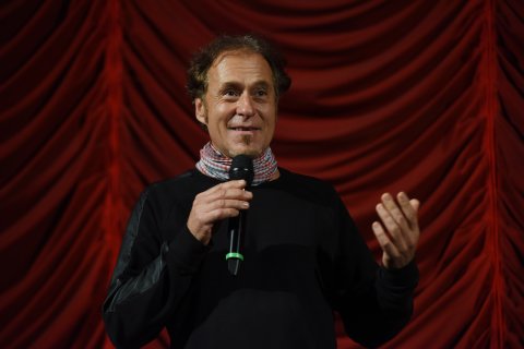 Hubert Sauper, Gewinner des Wiener Filmpreises 2020 für den besten österreichischen Film, bei der Verleihung des Preises im Gartenbaukino / Director Hubert Sauper, winner of the Vienna Film Prize 2020 for Best Austrian Film, at the award ceremony at Gartenbaukino