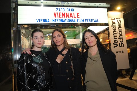 Anamaria Vartolomei, Audrey Diwan und Festival Direktorin Eva Sangiorgi bei der Viennale Eröffnung 2021 im Gartenbaukino | Anamaria Vartolomei, Audrey Diwan and festival director Eva Sangiorgi at the Viennale Opening