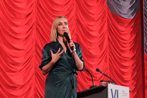 Moderation Nadja Bernhard bei der Eröffnung der Viennale 2021  | Nadja Bernhard at the Opening of the Viennale 2021