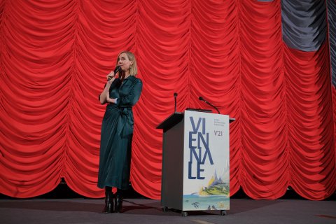 Moderation Nadja Bernhard bei der Eröffnung der Viennale 2021  | Nadja Bernhard at the Opening of the Viennale 2021