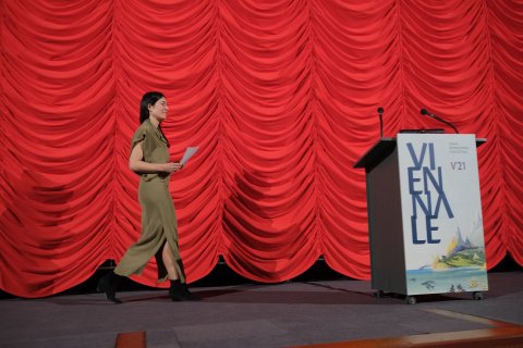Festivaldirektorin Eva Sangiorgi bei der Eröffnung der Viennale 2021  | Festival director Eva Sangiorgi at the Viennale 2021 Opening