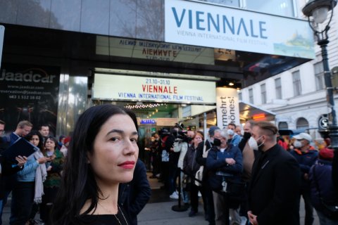 Eva Sangiorgi vor dem Gartenbaukino
