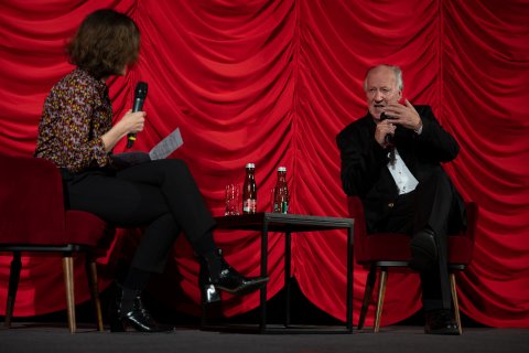 Alexandra Seibel und Werner Herzog bei der Gala von THE FIRE WITHIN: A REQUIEM FOR KATIA AND MAURICE KRAFFT im Gartenbaukino