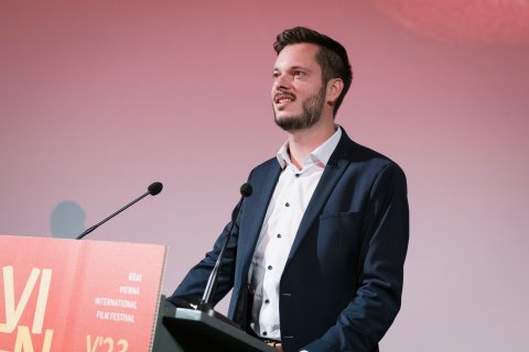 Peter Wildling nimmt den Erste Bank Vermehrt Schönes! Filmpreis für RICKERL entgegen