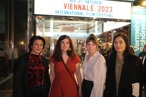 Kulturstadträtin Veronica Kaup-Hasler, Júlia Berkes (MAGYARÁZAT MINDENRE), Lilla Kizlinger (MAGYARÁZAT MINDENRE) und Festivaldirektorin Eva Sangiorgi bei der Eröffnungsgala