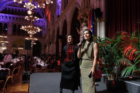 Kulturstadträtin Veronica Kaup-Hasler und Festivaldirektorion Eva Sangiorgi beim Eröffnungsfest im Rathaus