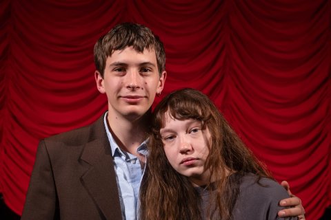 Gáspár Adonyi-Walsh und Lilla Kizlinger (MAGYARÁZAT MINDENRE)
