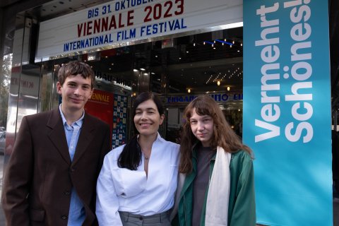 Gáspár Adonyi-Walsh (MAGYARÁZAT MINDENRE), Festivaldirektorin Eva Sangiorgi  und Lilla Kizlinger (MAGYARÁZAT MINDENRE)