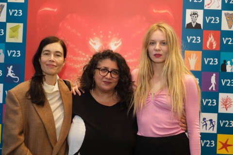 Festivaldirektorin Eva Sangiorgi mit Sudabeh Mortezai und Lilith Stangenberg (EUROPA)