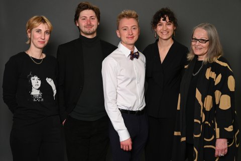Valerie Dirk (Der Standard) und der Standard Leser:innen-Jury Stefan Rudigier, Constanze Liko und Carmen C. H. Petrosian-Husa