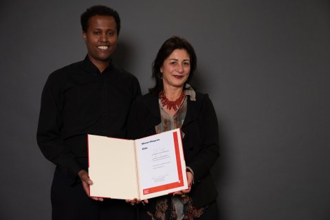 Wiener Filmpreis Preisträger Mo Harawe (THE VILLAGE NEXT TO PARADISE) und Kulturstadträtin Veronica Kaup-Hasler