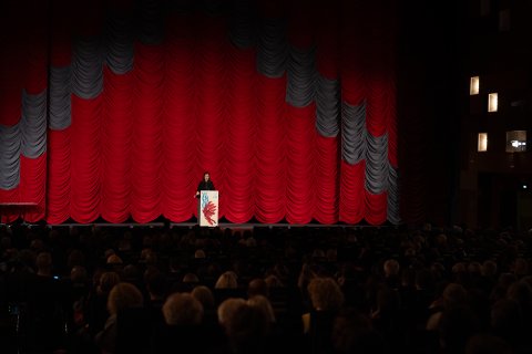 Festivaldirektorin Eva Sangiorgi bei der Abschlussgala im Gartenbaukino