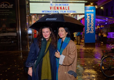 Mascha Schilinski (IN DIE SONNE SCHAUEN) und Festivaldirektorin Eva Sangiorgi, Gartenbaukino
