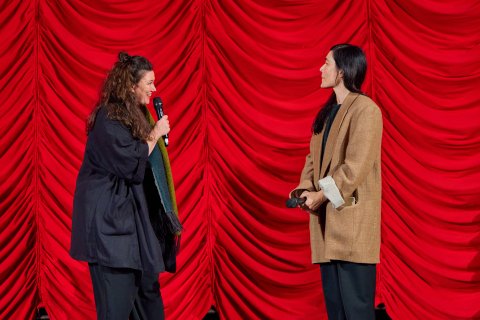 Mascha Schilinski (IN DIE SONNE SCHAUEN) und Festivaldirektorin Eva Sangiorgi, Gartenbaukino