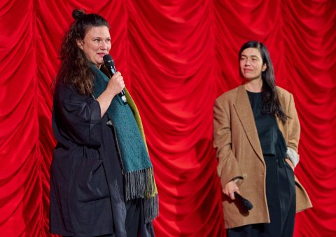 Mascha Schilinski (IN DIE SONNE SCHAUEN) und Festivaldirektorin Eva Sangiorgi, Gartenbaukino