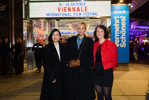 Festivaldirektorin Eva Sangiorgi, Julia Ducournau (ALPHA) und Wiktoria Pelzer (Stadtkino Geschäftsführerin und Moderation), Gartenbaukino