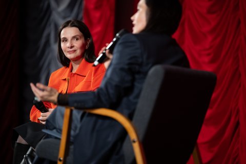 Juliette Binoche (IN-I IN MOTION) und Festivaldirektorin Eva Sangiorgi, Gartenbaukino