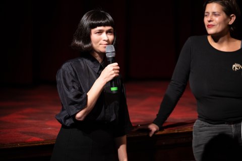 Nastia Korkia (KOROTKOE LETO) und Moderation Anna Katharina Laggner, Metro, Historischer Saal