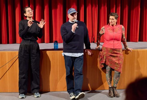 Gebärdendolmetscherin Eva Böhm, Eivind Landsvik (LAVE FORVENTNINGER) und Moderation Anna Katharina Laggner, Urania